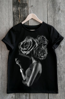 Черная футболка с девушкой Милана со скидкой